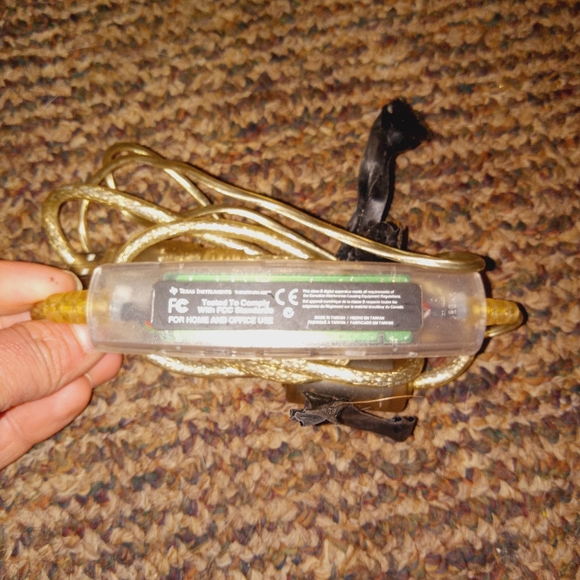 Random cords 1 hdmi long. 1 short hdmi cord. Rca cables.3 circle port. Aux - usb - Picture 6 of 7